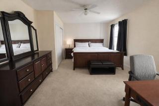Private & Spacious King-size Bedroom with 3 Bath access! Brampton Shared Home with Full Kitchen, WiFi, Laundry & Backyard Deck! Near Mount Pleasant GO, Ideal for Work Trips, Long Stays & Solo Travelers! - Brampton - 0