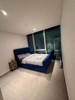 Waterfront level 30 unit in docklands - 4