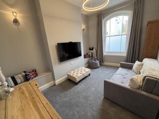 Sleeps 7 Beaches, restaurants, buses, nearby! - 9