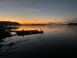 LAKE Views-Dock-FISH-Jacuzzi-Boat Rental service - Cadiz - 0