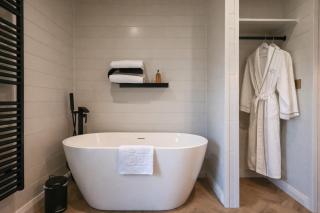 Staining Luxury Lodges - 2