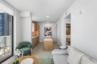 Central Downtown Miami Condo Featuring Rooftop Pool - 1