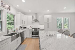 Sprawling Home 1 Mi to Downtown - 4