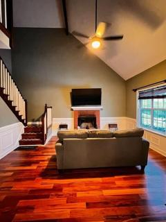 Mins to Parks • Private Fenced Yard • 3BR/Sleeps 6 - 8