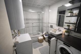 Pool Balcony King Bed Parking Netflix Gym - 4