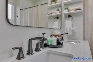 Indy Getaway: New Build w/ Game Rooms & Big Deck - Holiday Home - 2