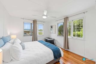 Stylish Mid Century Home close to CBD - 8