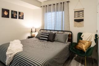 Stylish Luxury Suite: Hot Tub, Mini Golf, MT-Views - Apartment - 1