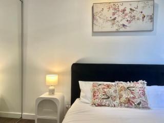 South Brisbane 1BR Apartment with Parking - 5