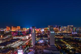 Stunning High Rise Condo with balcony! - 2