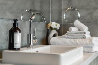 Rolling Hills Estate - Off grid Luxury - 7