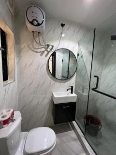 Elegant 1 Bedroom Apartment Close to the Airport - 8