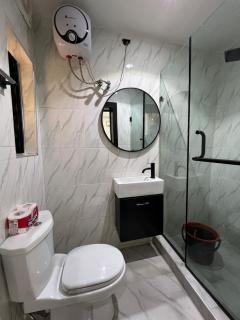 Elegant 1 Bedroom Apartment Close to the Airport - 4