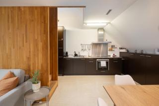 STAYY WarmWood Maisonette Family and Business Suite - Cozy Apartment with 24h Self Check-in - free Parking - Wifi - Kitchen - Laundry - 25' City Center - 6