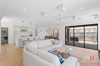 Newly Build Large Family Home Entertainment Escape - 0