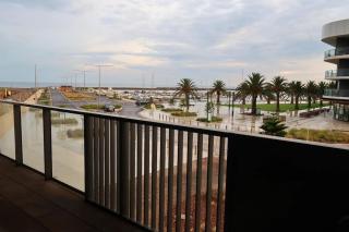 Waterfront 2 Bed Rooms Apartment with Marina Views & Free Parking - 9