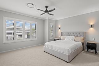 Spacious 4 Bed Home with Pool & Garden - 7