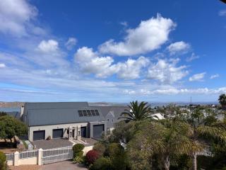 Coastal Haven - Morning Brews, Views & Pet Crews - 4