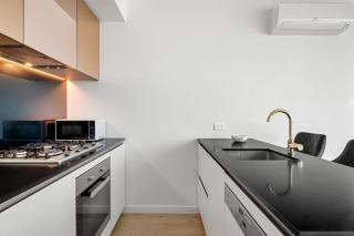 CBD High Rise 2BR With Stunning City Views - 7
