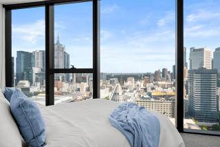 CBD High Rise 2BR With Stunning City Views - 4