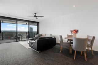 Circle on Cavill - Converted 2 Bedroom Apartments - No Parking Included - Hosted by Wow Stay - 5