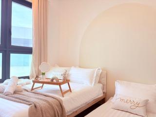 Perfect for Families & Larger Groups, KL MRT- M Vertica - 3