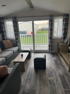 Lovely Caravan With Decking At Broadland Sands In Suffolk Ref 20178Bs - 8