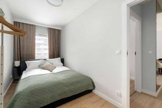 Beige and Green Two Bedroom Apartment in Poznań with Parking and Bathtub by Noclegi Renters - 9