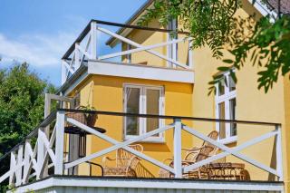 Beautiful Yellow Country Villa By The Water - Millinge - 3