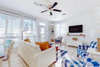 Beautiful lakefront condo with WiFi beach views & pool - 0