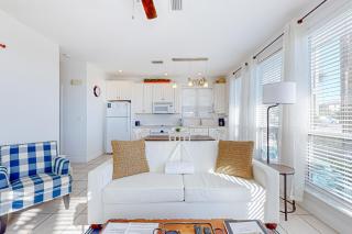 Beautiful lakefront condo with WiFi beach views & pool - 4
