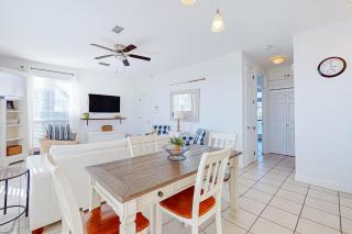 Beautiful lakefront condo with WiFi beach views & pool - 1