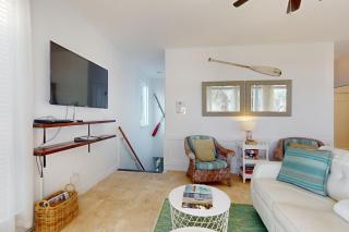 Lakefront condo with WiFi water&beach views pool - 3