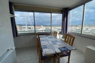 Bright 2-bedroom apartment a stone's throw from the sea facing the port - 9