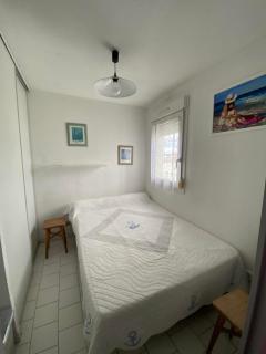Bright 2-bedroom apartment a stone's throw from the sea facing the port - 7