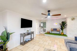 Dog-friendly home steps to beach with 2 kitchens dressing room & game room - 5
