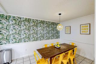 Dog-friendly home steps to beach with 2 kitchens dressing room & game room - 4