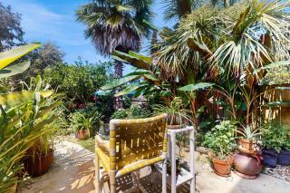 Cozy coastal condo with shared pool close to the beach and shopping - 9