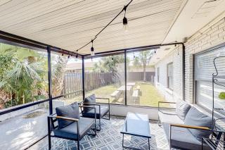 Dog-friendly home steps to beach with 2 kitchens dressing room & game room - 6