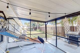 Dog-friendly home steps to beach with 2 kitchens dressing room & game room - 9