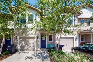 Two-story townhome near the beach with WiFi washer and dryer - 6