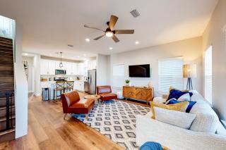 Downtown Home - WiFi Central AC Private washer&dryer & Balcony - Dog-Friendly - 0