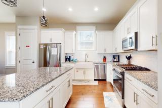 Gorgeous & sun-filled coastal retreat with balcony & W&D - near golf & beaches - 2