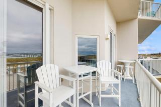 Beachfront Condo with amazing views shared pool and beach access - 8