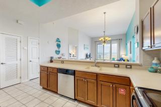 Beachfront Condo with amazing views shared pool and beach access - 2