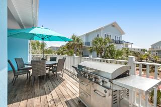 Stunning Beach Retreat with Shared Pool Beach Access Large Balcony & Gas Grill - 9