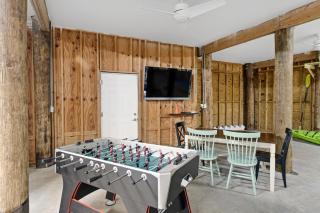 Stunning Beach Retreat with Shared Pool Beach Access Large Balcony & Gas Grill - 8