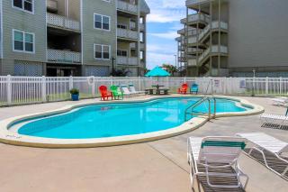 Third-floor beachfront condo with views washer&dryer heated pool - 8