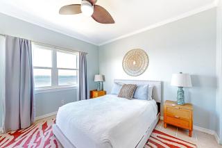 Third-floor beachfront condo with views washer&dryer heated pool - 4