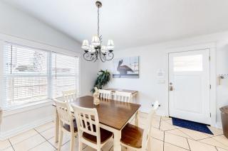 Contemporary beach house within walking distance to beach & central AC & WiFi - 4